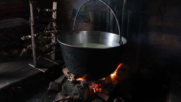 Pot Vapeur Sur Feu Intérieur Dans Cabane Montagne — Video