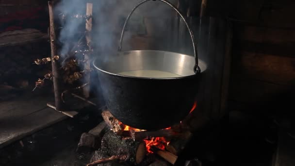 山小屋で屋内の火で蒸し鍋 — ストック動画
