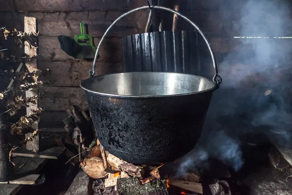 Gőzölgő Leves Pot Hegyi Kunyhóban Fedett Tűzön — Stock Fotó