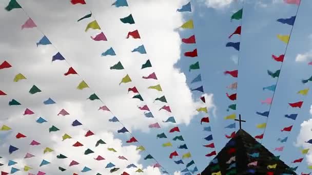 Karnevalisten Feiern Fahnen Vor Wolkenlosem Blauen Himmel Windigem Tag — Stockvideo