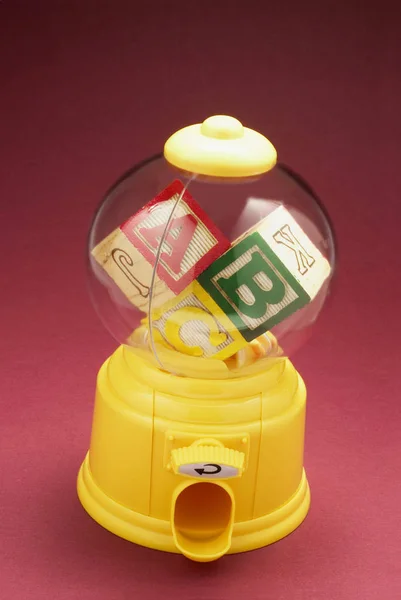 Alphabet Würfel Bubblegum Maschine Auf Rotem Hintergrund — Stockfoto