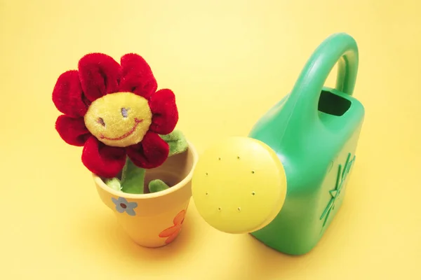 Spielzeug Sonnenblume Und Gießkanne Mit Gelbem Hintergrund — Stockfoto