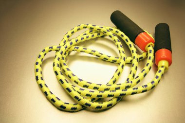 Sıcak arka plan üzerinde ip atlama