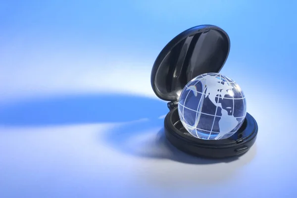 Globe Kompakt Esetben Kék Háttér — Stock Fotó