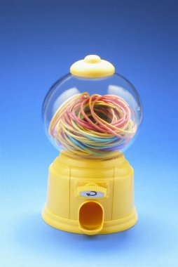 Rubberbands mavi zemin üzerine balonlu sakız makinesi