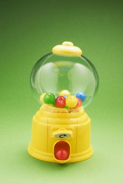 Yeşil zemin üzerine balonlu sakız makinesi