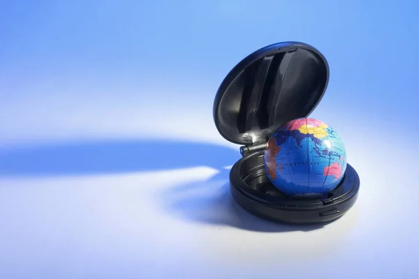 Globe Kompaktní Pouzdro Modrém Pozadí — Stock fotografie