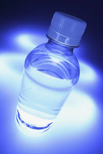 Bottiglia Acqua Con Sfondo Blu — Foto Stock