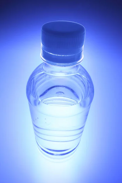蓝色背景瓶装水 — 图库照片
