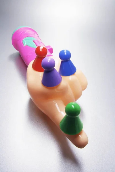 Mão Plástico Com Game Pegs — Fotografia de Stock