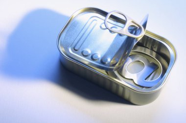 Teneke kutu mavi döküm ile e-posta simgesi