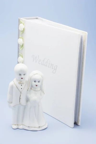 婚礼的夫妇雕像和相册 — 图库照片