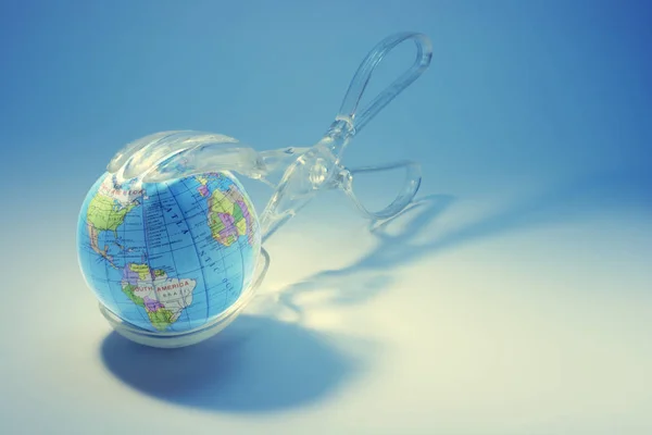 Kunststoffzange Mit Globus — Stockfoto