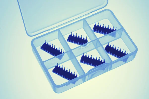 Microchips Plastic Behuizing Met Blauwe Achtergrond — Stockfoto