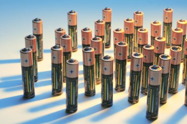 Üzerinde mavi arka plan ayakta piller