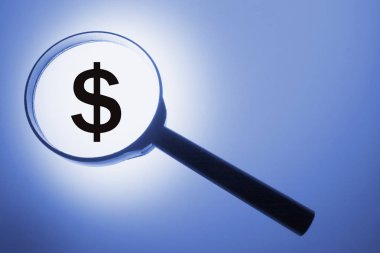 Mavi arka plan üzerinde dolar işareti olan Büyüteç