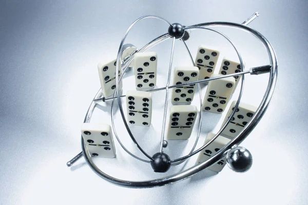 Kinetische Mobile Domino Blauwe Cast — Stockfoto