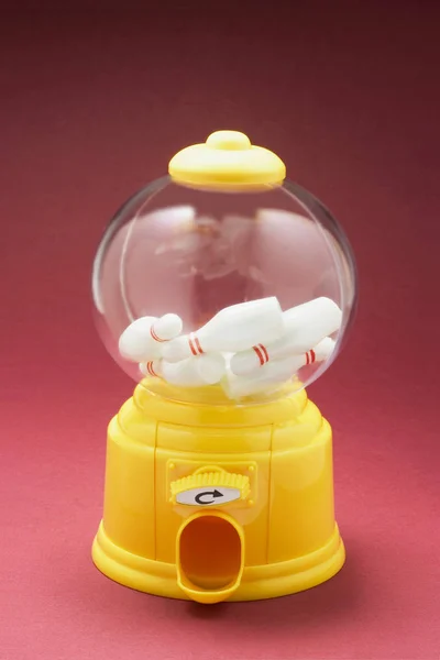 Miniatuur Bowling Pinnen Bubblegum Machine — Stockfoto
