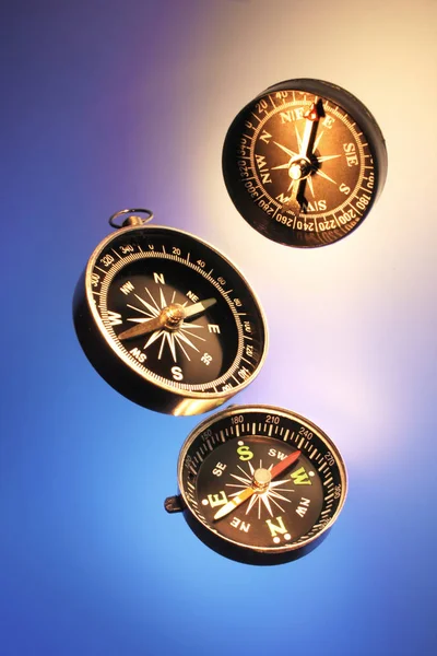 Kompasy Niebieskim Tle — Zdjęcie stockowe