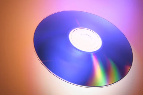 Compact Disc Auf Rotem Hintergrund — Stockfoto