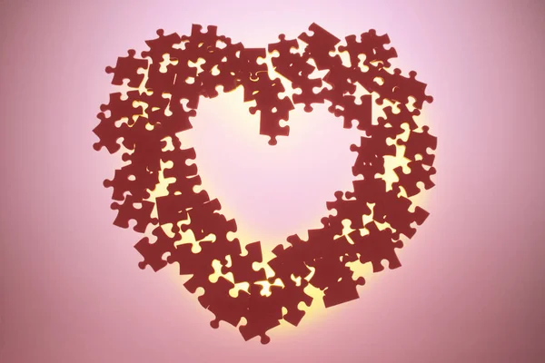 Puzzle Tvaru Srdce Červeném Pozadí — Stock fotografie