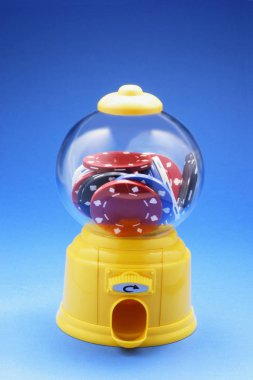 Oyun mavi zemin üzerine balonlu sakız makinesi fişleri