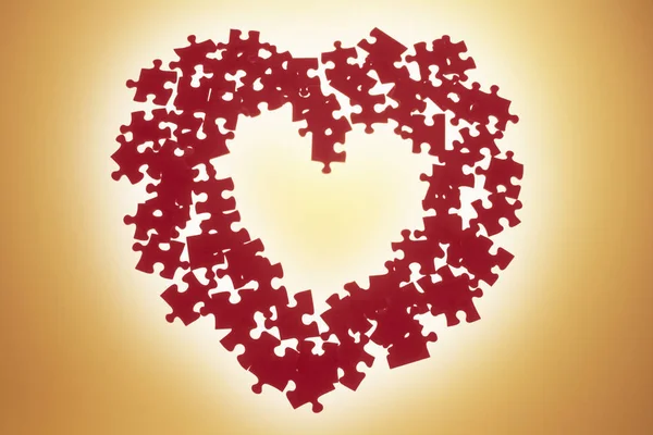 Puzzle Tvaru Srdce Teplou Pozadím — Stock fotografie