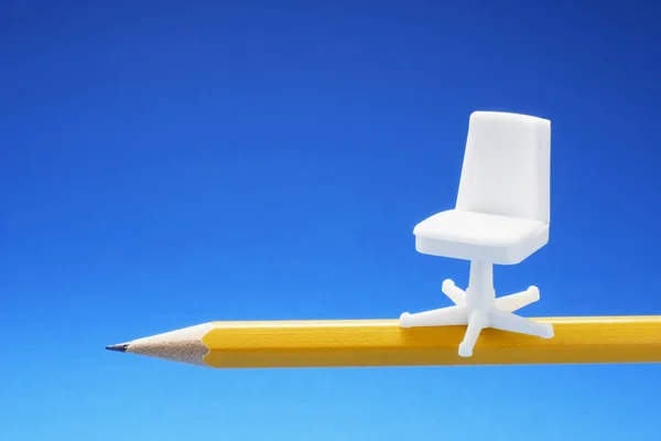 Chaise Exécutive Miniature Sur Crayon Avec Fond Bleu — Photo