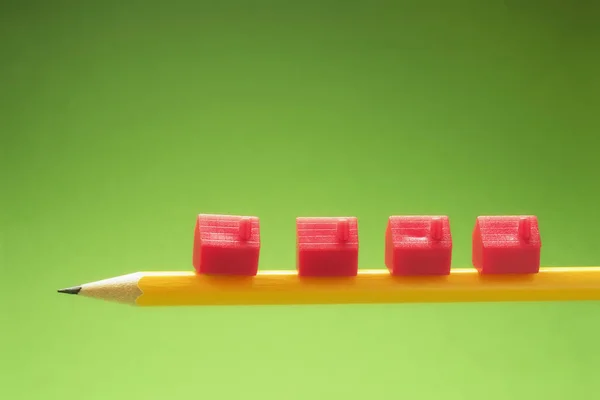 Miniaturhäuser Auf Bleistift Mit Grünem Hintergrund — Stockfoto
