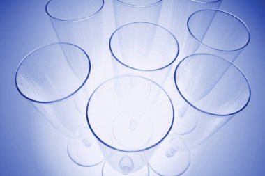 Mavi arka plan ile şarap bardakları