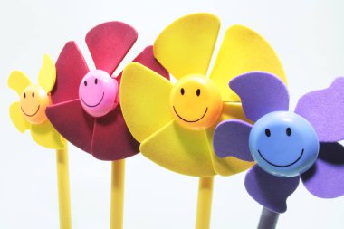 Beyaz arka plan üzerinde oyuncak çiçekler 