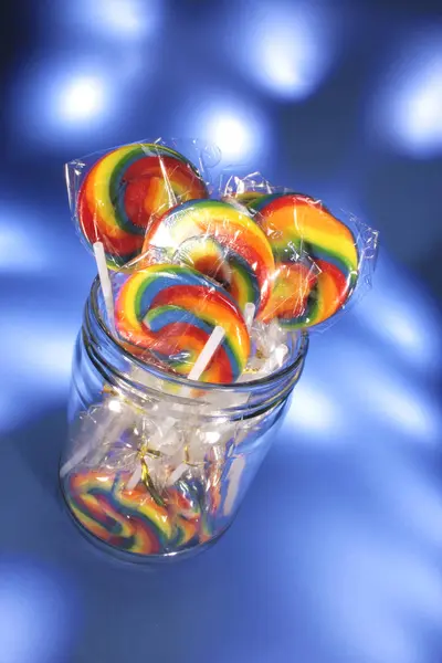Lollipops Tarro Vidrio Sobre Fondo Azul — Foto de Stock