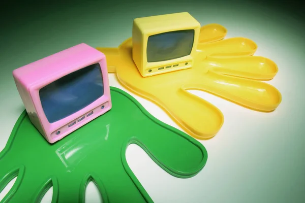 Miniaturfernseher Auf Spielzeughänden Auf Grünem Hintergrund — Stockfoto