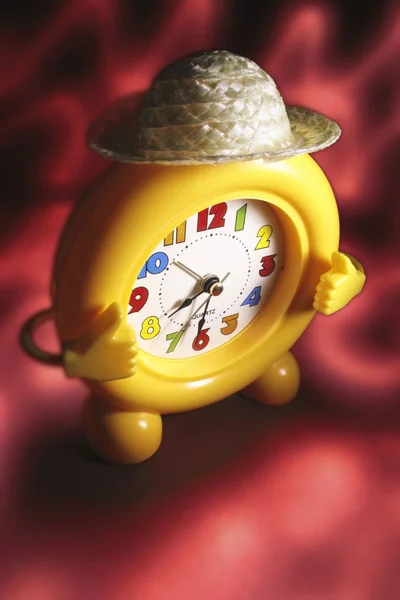 Ρολόι Ξυπνητήρι Καπέλο Κόκκινο Φόντο Εικόνα Αρχείου
