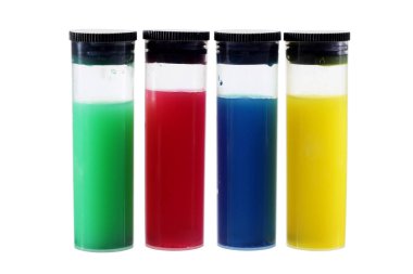 Beyaz arka plan üzerinde boya tüpleri