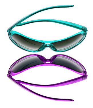 Beyaz arkaplanda güneş gözlüğü