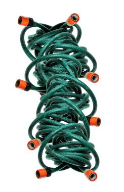 Beyaz arka plan üzerinde Bahçe hortumları yığınları