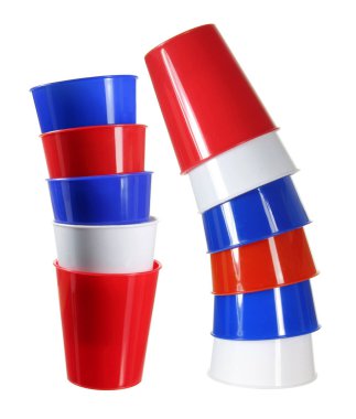 Beyaz arkaplanda plastik bardaklar
