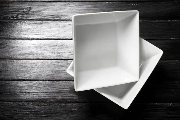 Белые квадратные чаши — стоковое фото