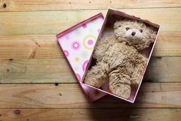 Osito de peluche en caja de regalo —  Fotos de Stock