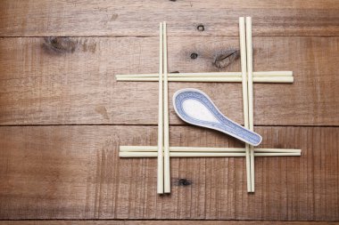 yemek çubukları ve kaşık