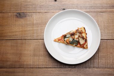 Pizza dilimi plaka üzerinde