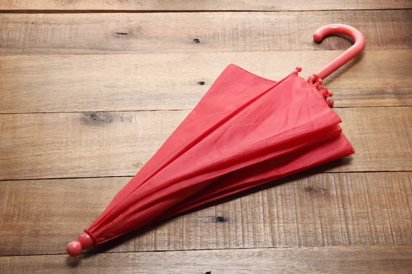 Um guarda-chuva vermelho — Fotografia de Stock