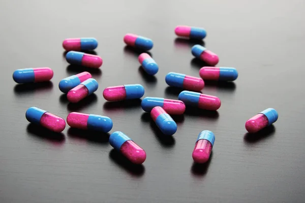 Red Blue Capsules — Stock Photo, Image