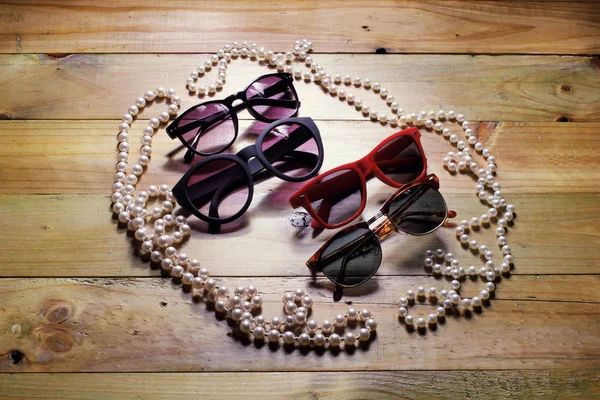 Солнечные очки и жемчужное ожерелье Стоковое Фото
