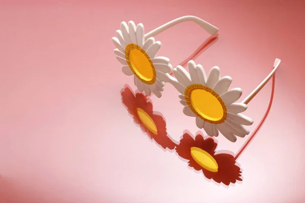 Солнечные очки цветочной формы — стоковое фото