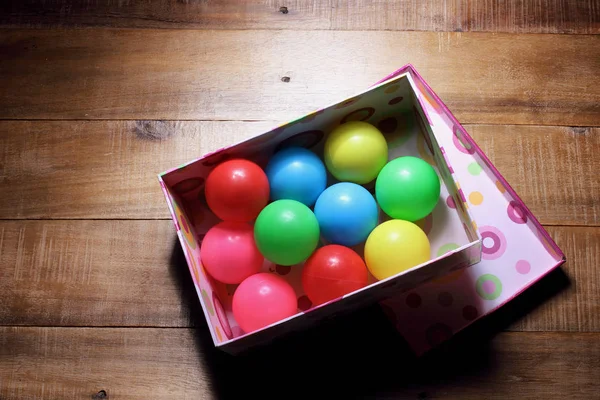 Кульки в картонній коробці — стокове фото