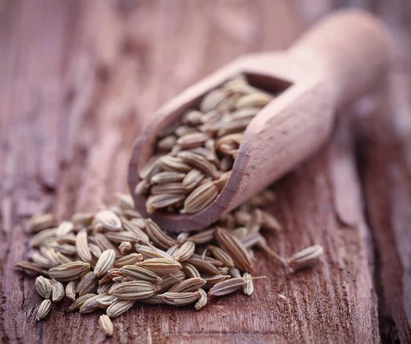 Ahşap yüzey vurgunun içinde rezene tohum