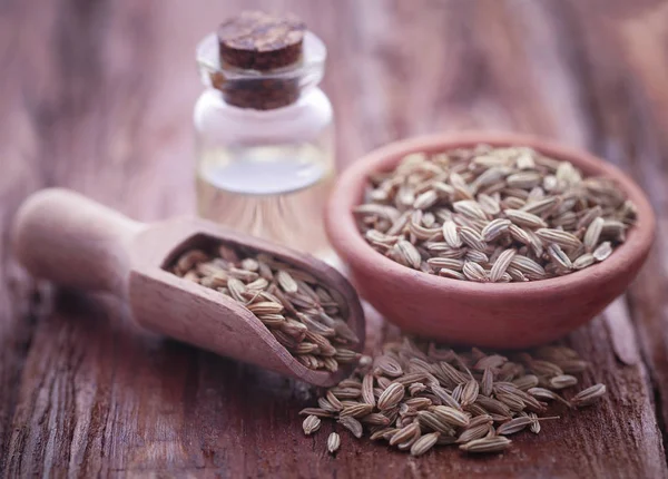 Rezene tohum önemli petrol doğal yüzey üzerinde bir şişe ile