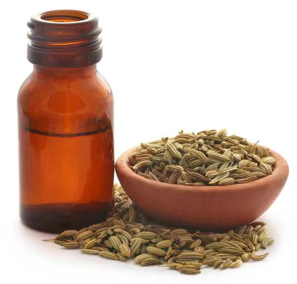 Rezene tohum önemli petrol beyaz arka plan üzerine bir şişe ile